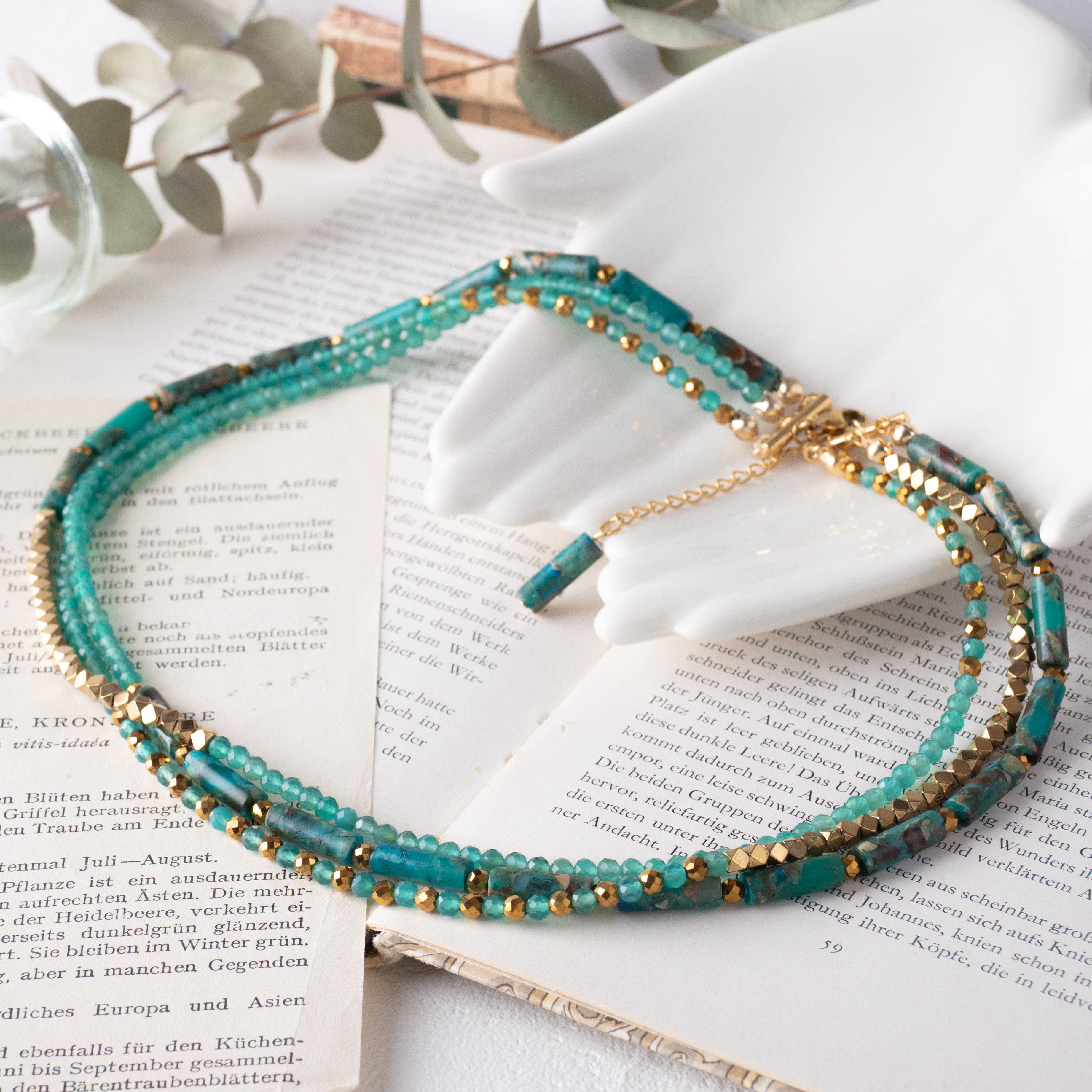 グリーンオニキス×ゴールドの3連ネックレス　チョーカーにも　重ね付け　ビーズネックレス　天然石