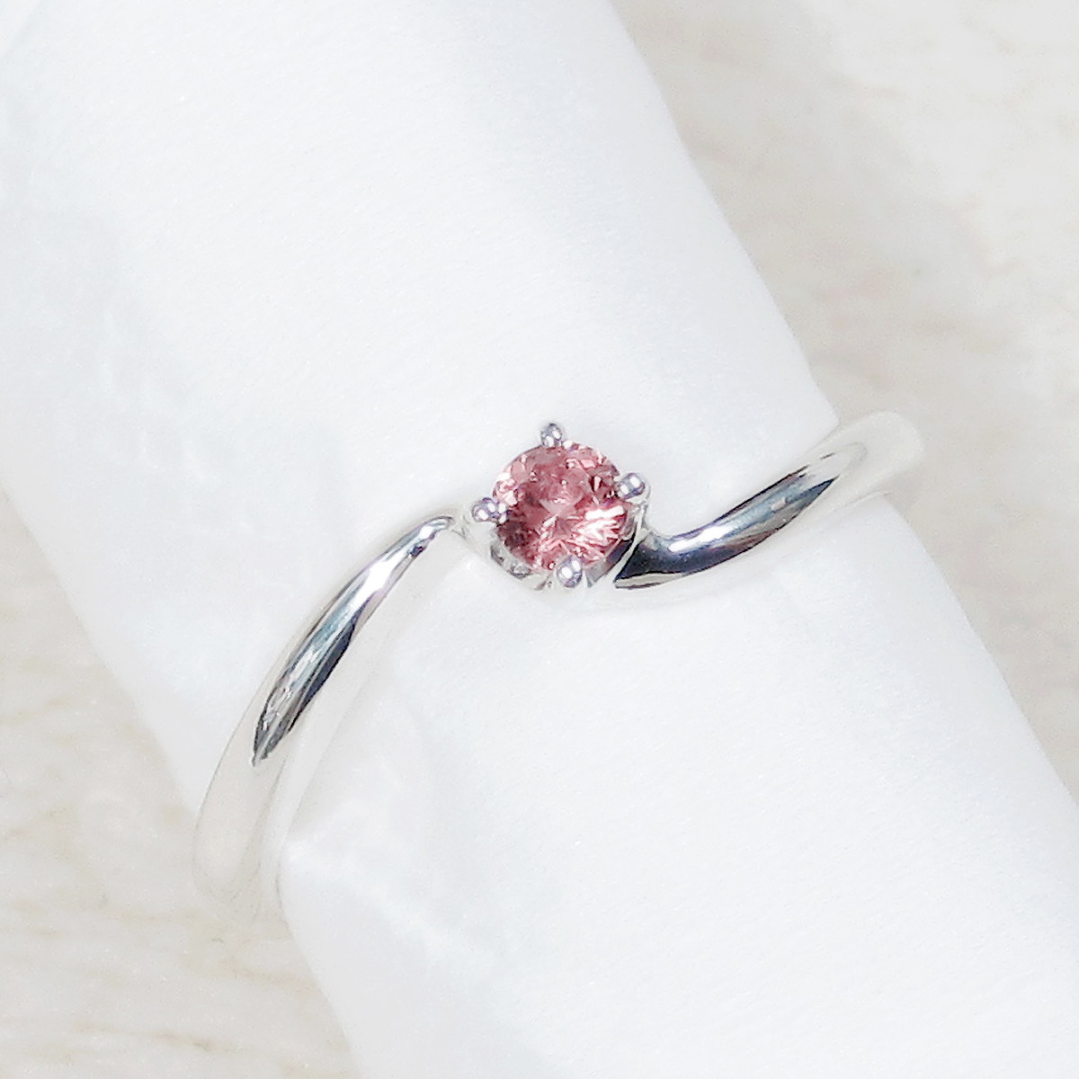 2.5mmスピネルとSV925のピンキーリング（指輪のサイズ：5号、天然石、誕生石、ロジウム、ロストワックス、ピンク）