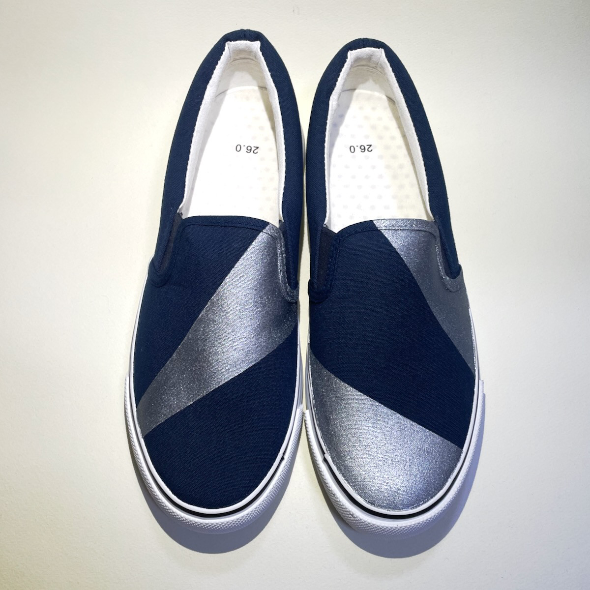 ジオメトリックに分割されたアシメスリッポン (ネイビー x シルバー) 撥水加工ver. 22.0cm〜29.0cm