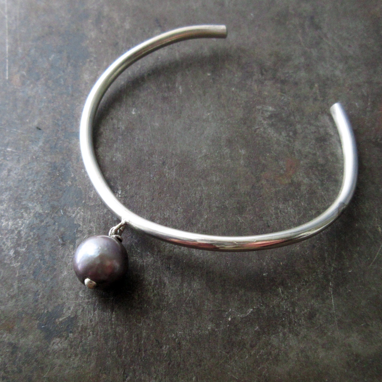 淡水パールが揺れるシルバーハーフバングル