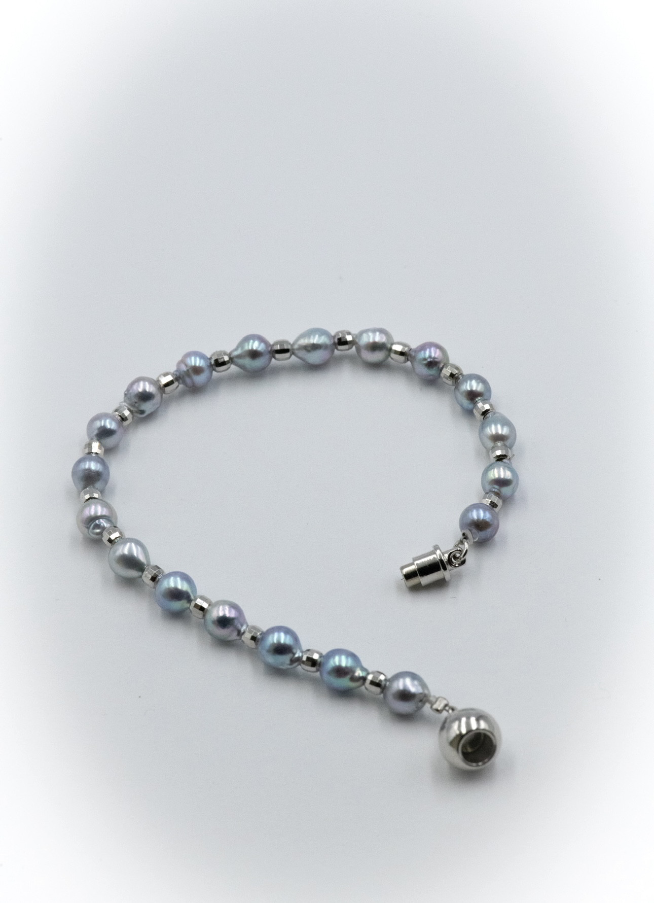 ⭐︎新作⭐︎無調色アコヤ真珠のブレスレット｜ブルーグレー×シルバー（磁石クラスプ）