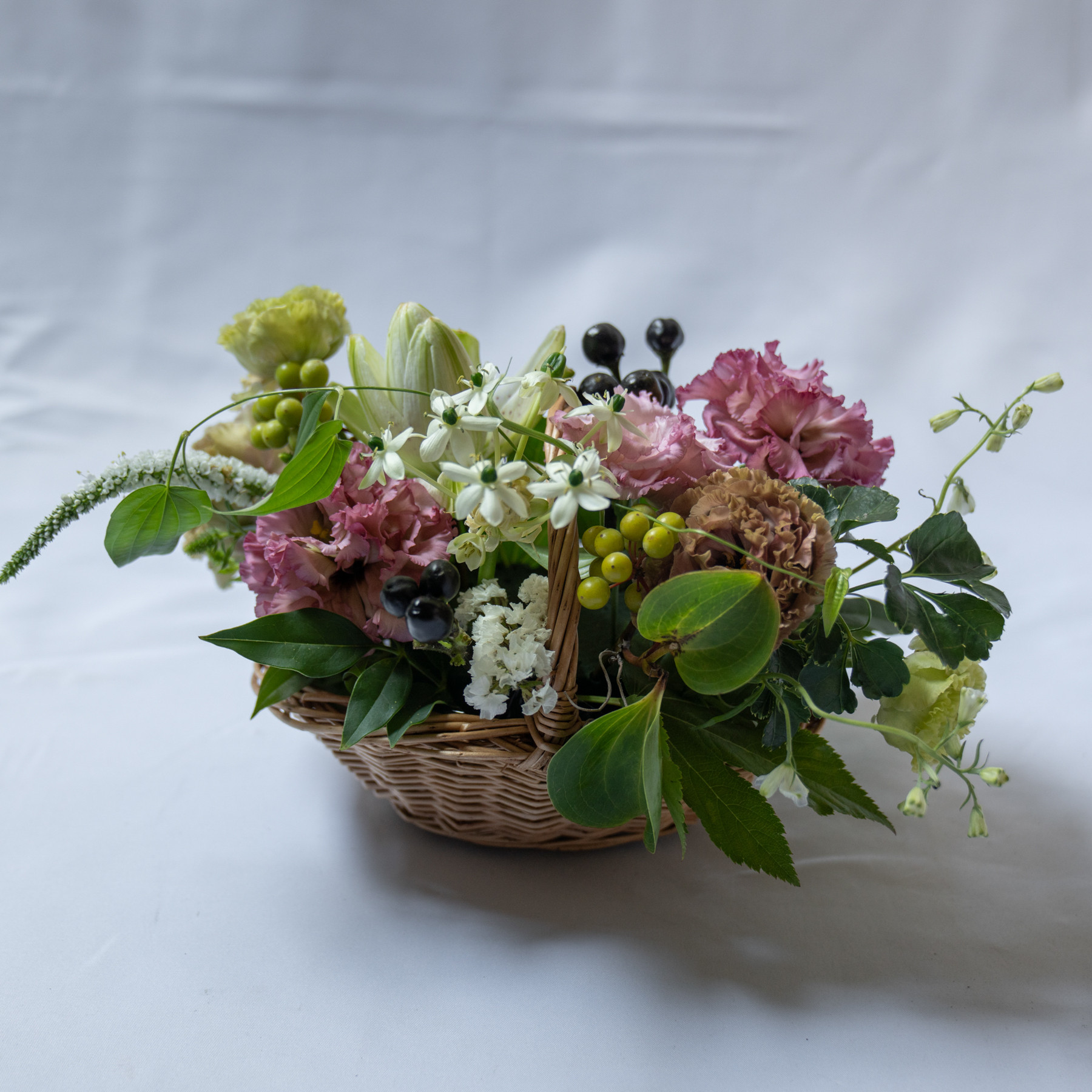 〈お盆用に〉お供え花Basketアレンジメント〈Mサイズ〉