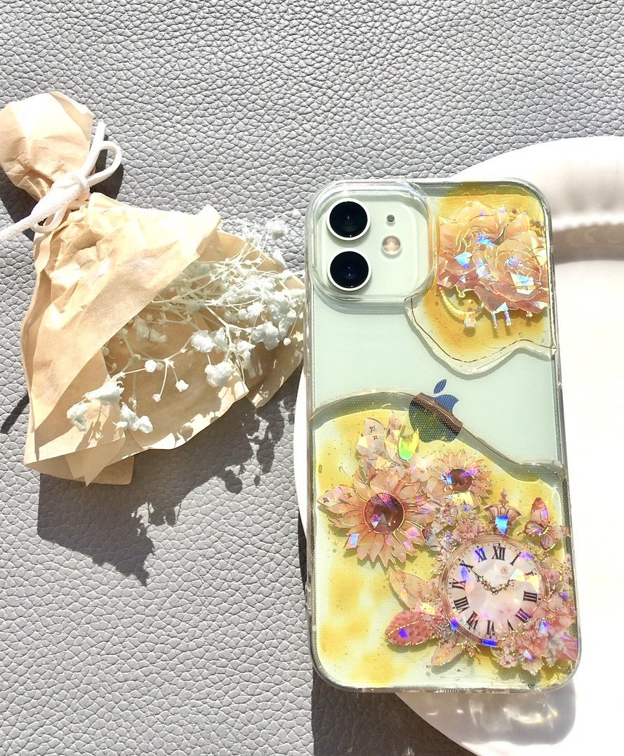iPhone12/12Pro用　ハンドメイドレジンスマホケース　iPhoneケース　蝶々　ライトイエロー　Android