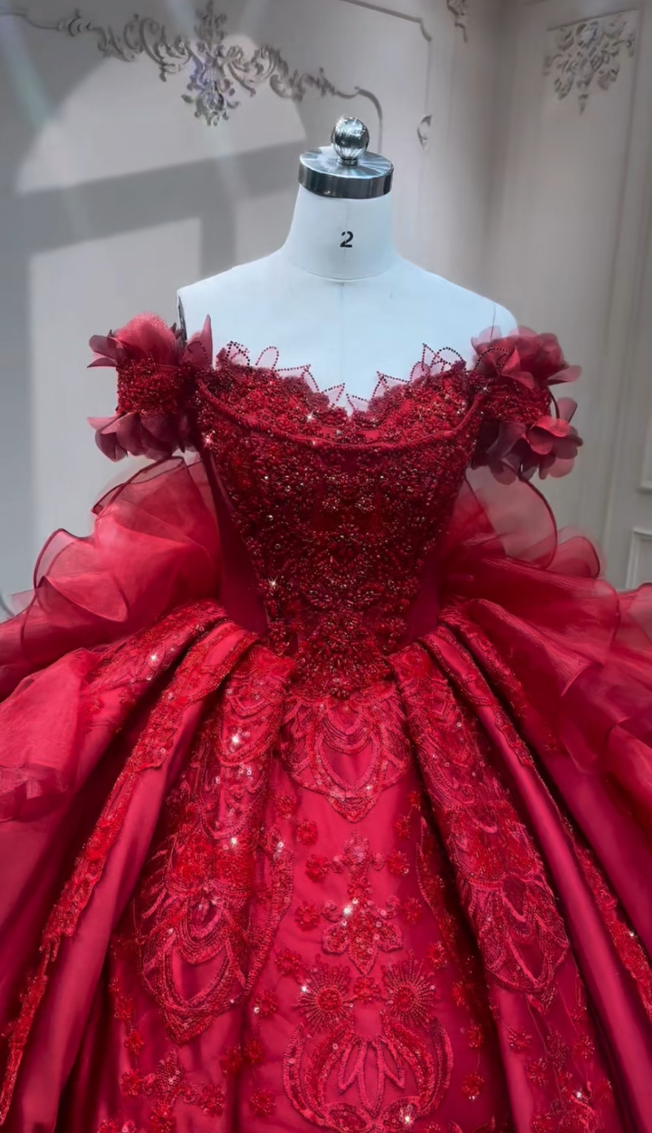 高級感　カラードレス　レッド赤　ラッフルスカート　フロアー丈　ウェディングドレス　オフショルダー二の腕を隠せる　ビジュー