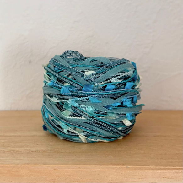 引き揃え毛糸玉* ブルーグリーン×ブルー〜イエローフラッグ 1枚目の画像