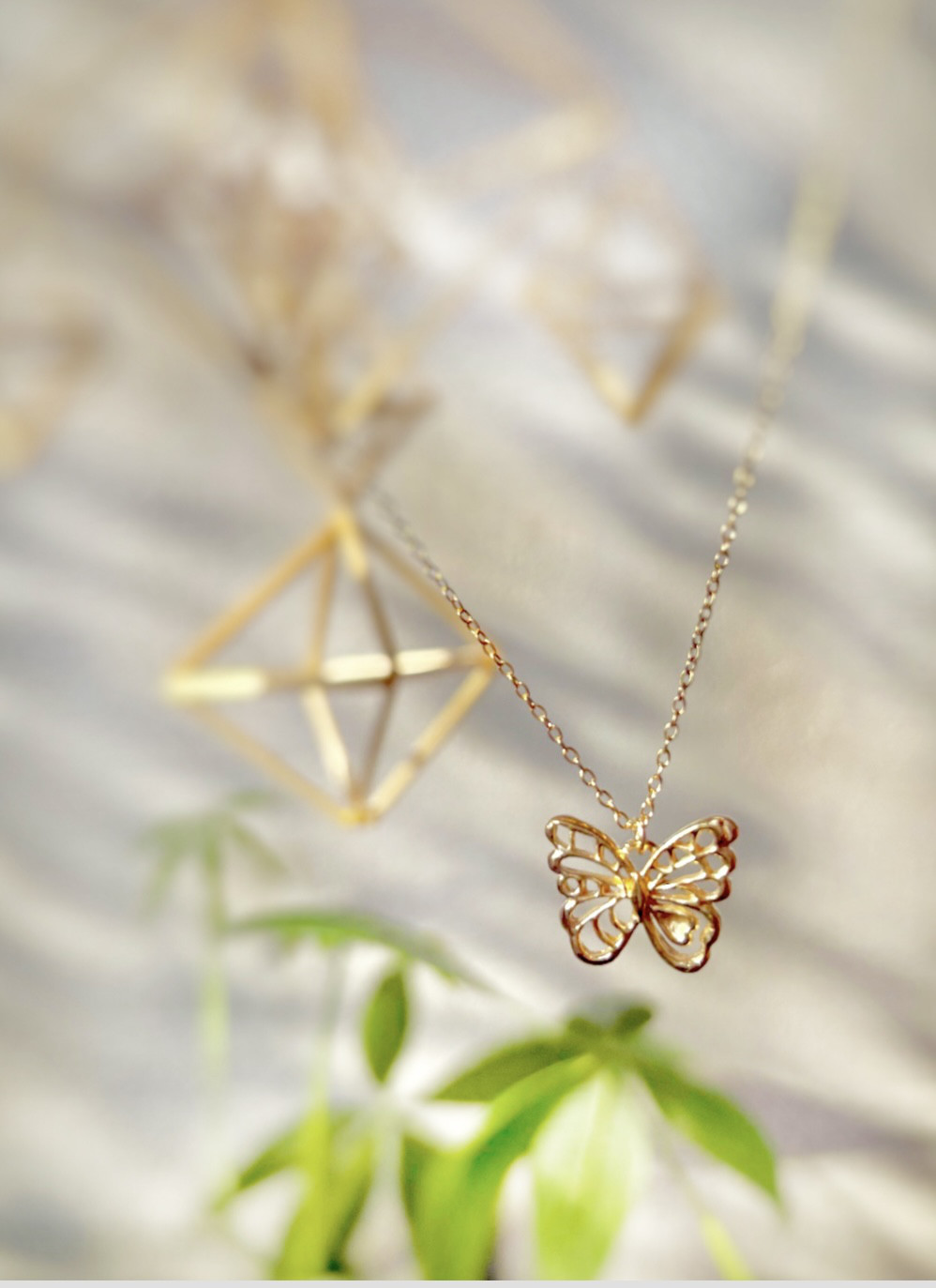 軽やかな羽をまとった 透かし模様の蝶々ネックレス（K18コーティング）