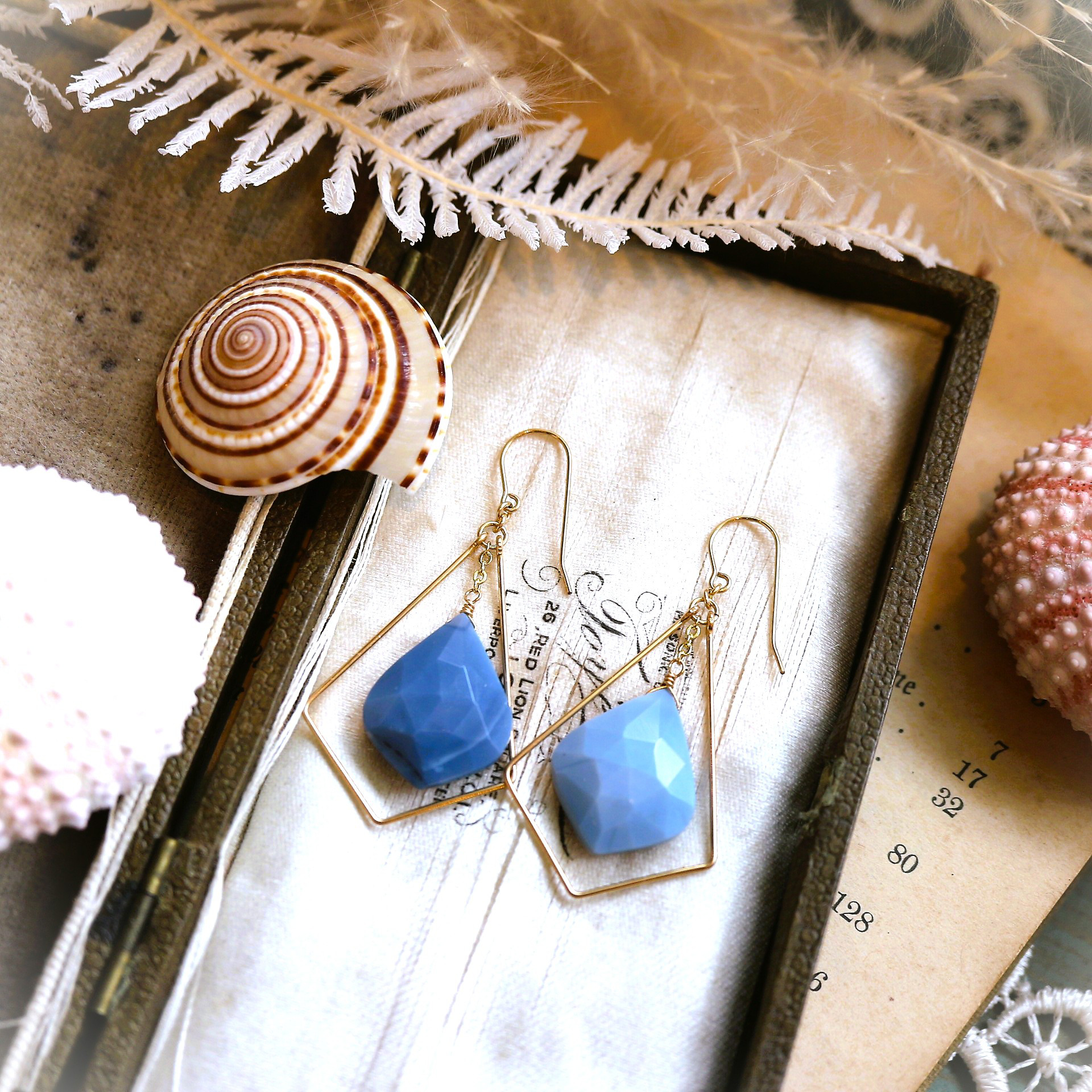 14Kgf＊【天然石】 海辺のアンティーク図書室から生まれた空色のピアス（イヤリング）
