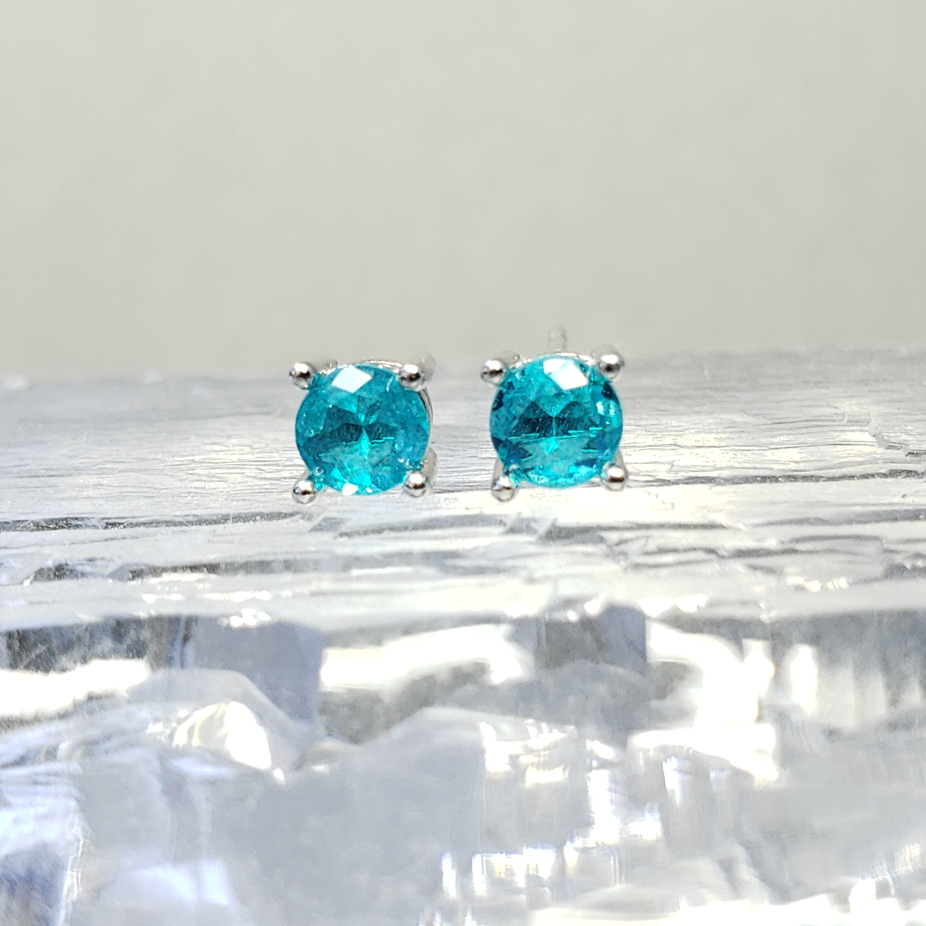 人工パライバトルマリン スタッドピアス 4mm ラウンドファセットカット（全4色）