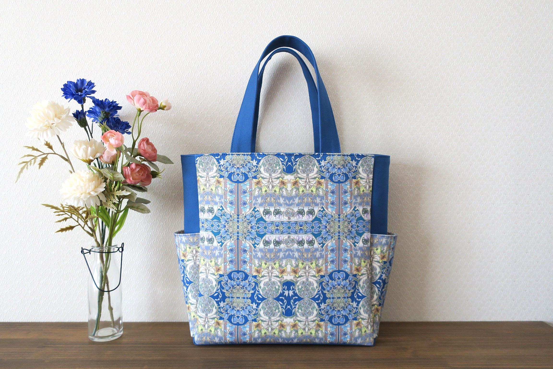 フラワーフェテのサイドポケットバッグ【ブルー】Mサイズ（リバティプリント帆布）