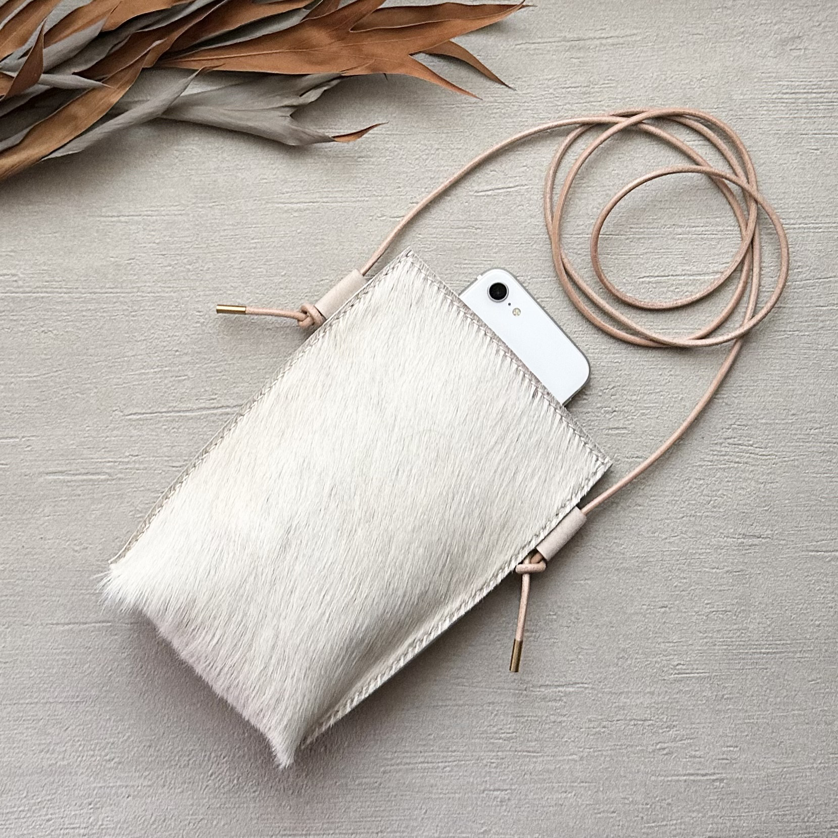 〖秋冬新作2025〗スマホポシェット・スマホショルダー ˗ˏˋ gusset ˎˊ˗ 牛毛皮ハラコ / 無地ホワイト