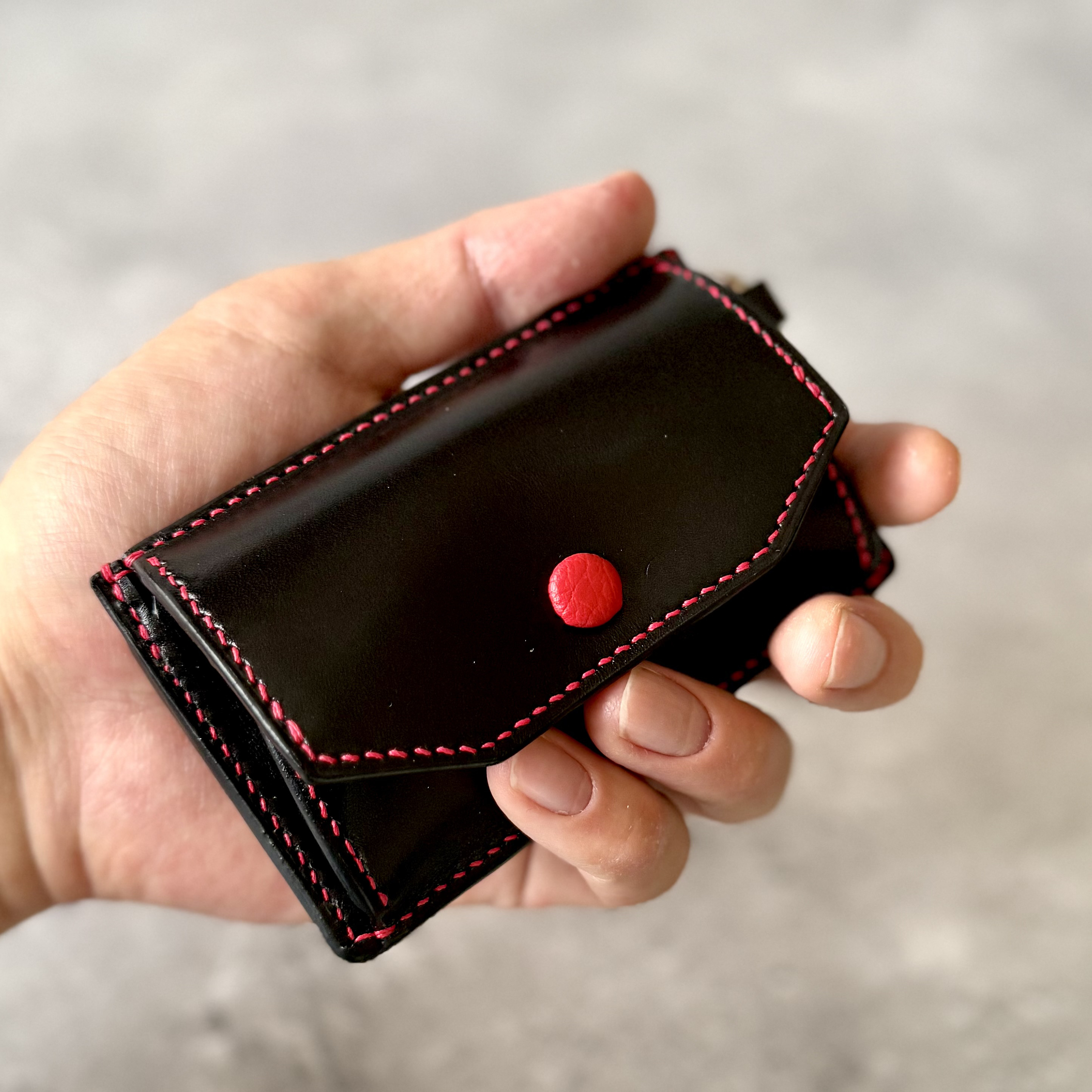 名刺サイズのミニ財布 ブラック レッド 高級本革ルガト使用 コンパクト ミニマリスト