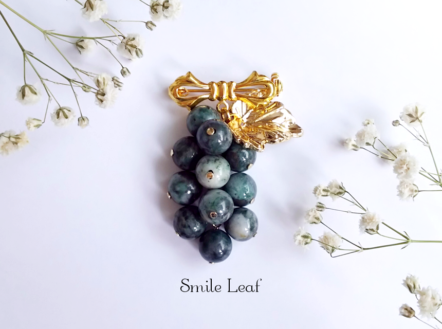 エメラルドの葡萄ブローチ