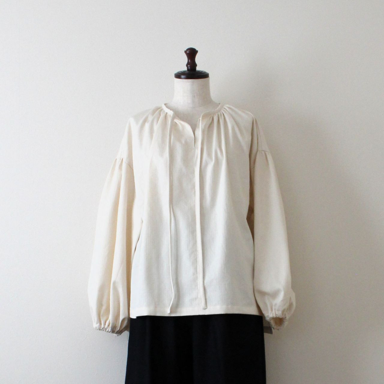 日本製コットンヘリンボーンギャザーリボンブラウス