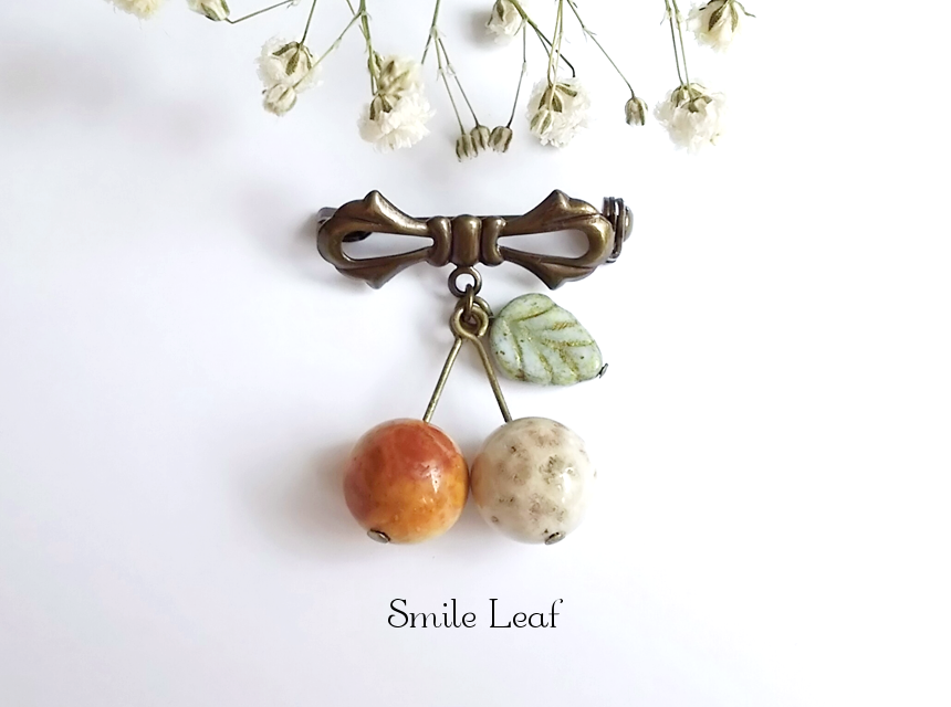 フォシルコーラルのさくらんぼブローチ