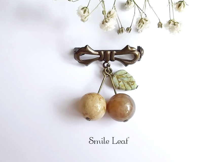 フォシルコーラルのさくらんぼブローチ