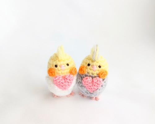 受注制作】ハート持ち♡小さなオカメインコのあみぐるみ