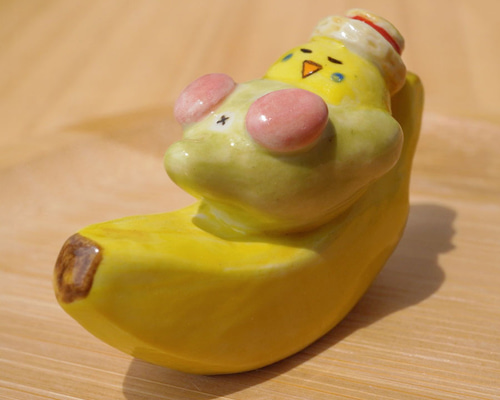 陶器]バナナでまったりひと休みインコ[セキセイインコ 置物] その他