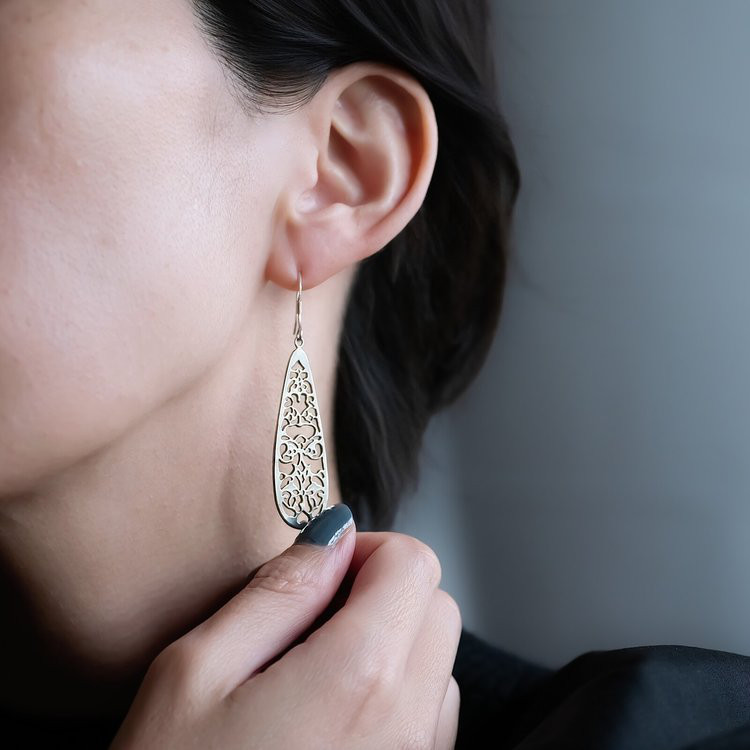 【Silver925】忍冬唐草文様の透かし彫りピアス