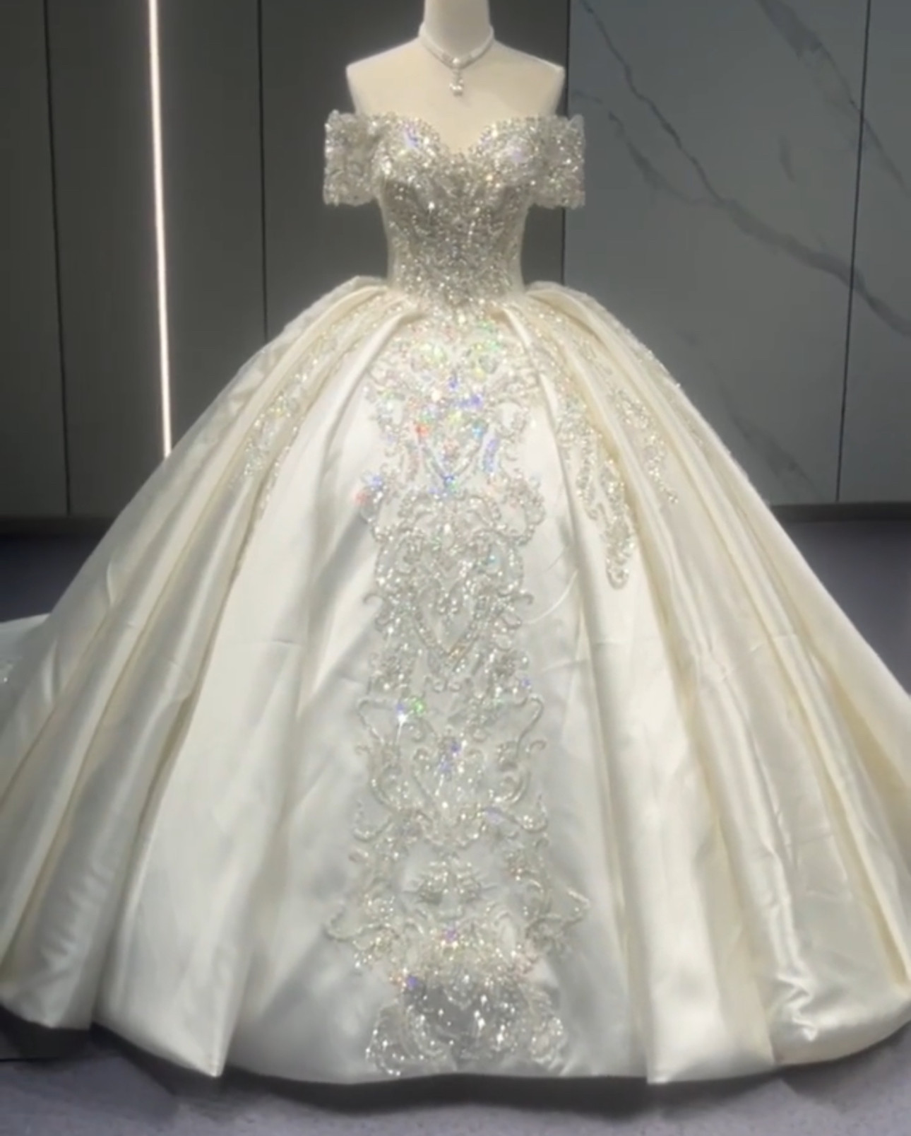 輝く光彩を放つ　オフショルダー　キラキラスカート　二の腕を隠せる　ネックレス付き　ロングトレーン　スパコール結婚式お呼ば