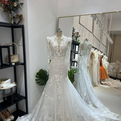 送料無料！ウェディングドレス ハイネック リーフ刺繍 長袖 キラキラ