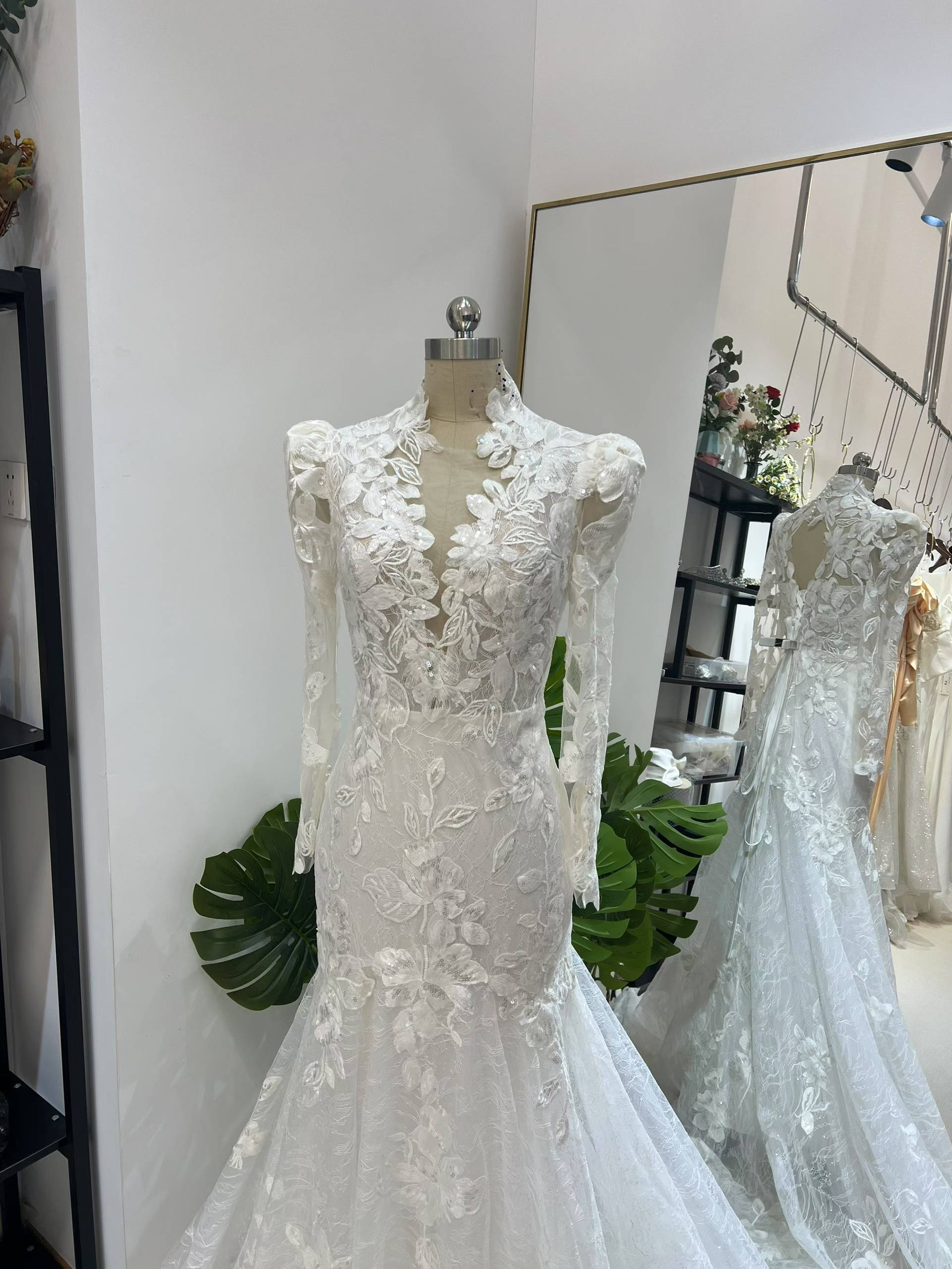 送料無料！ウェディングドレス ハイネック リーフ刺繍 長袖 キラキラ光る刺繍 細見えシルエット マーメイド  結婚式