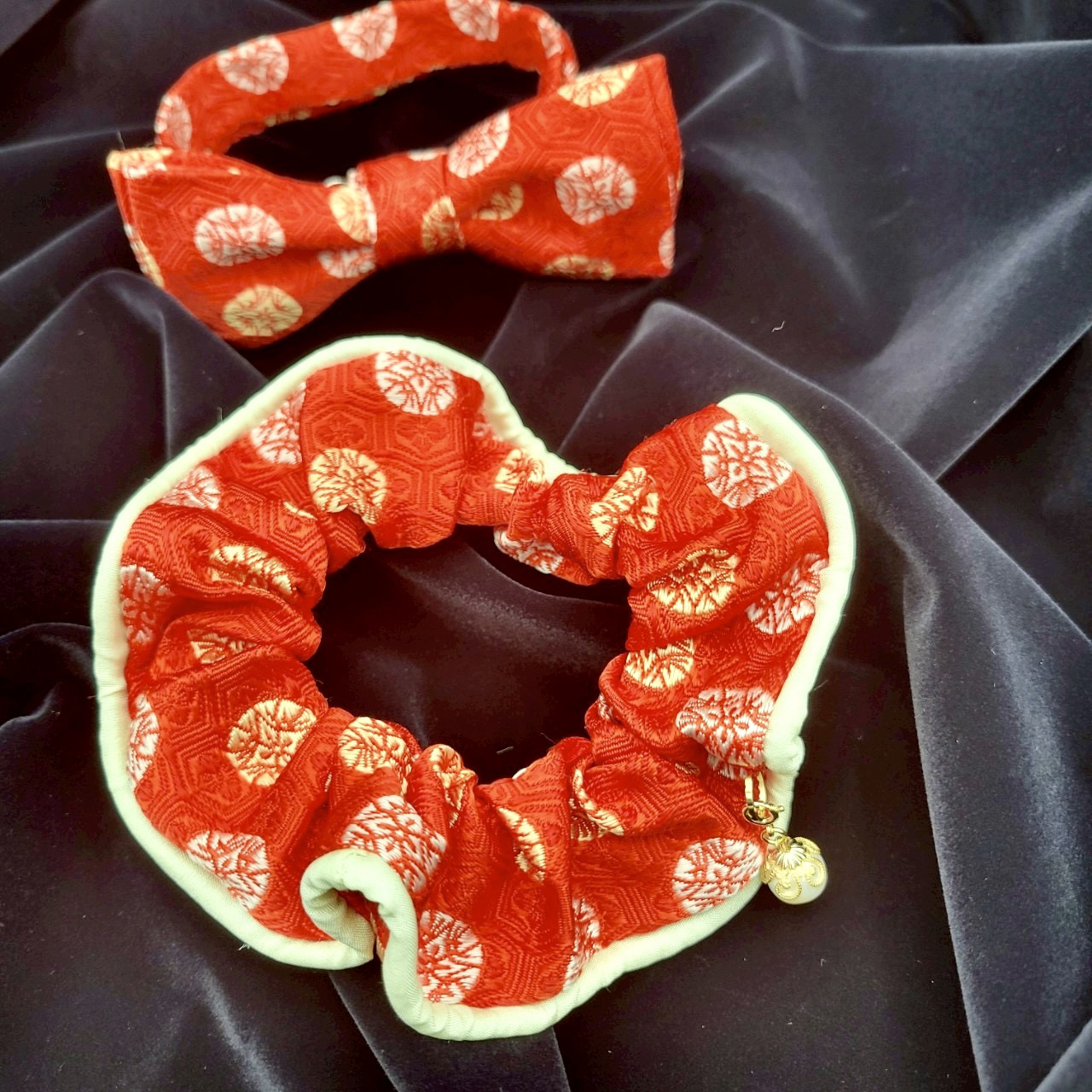 華やか正絹金襴蝶ネクタイと淡水パール付きシュシュのペアセット❀深緋色亀甲地に又木紋　TS6