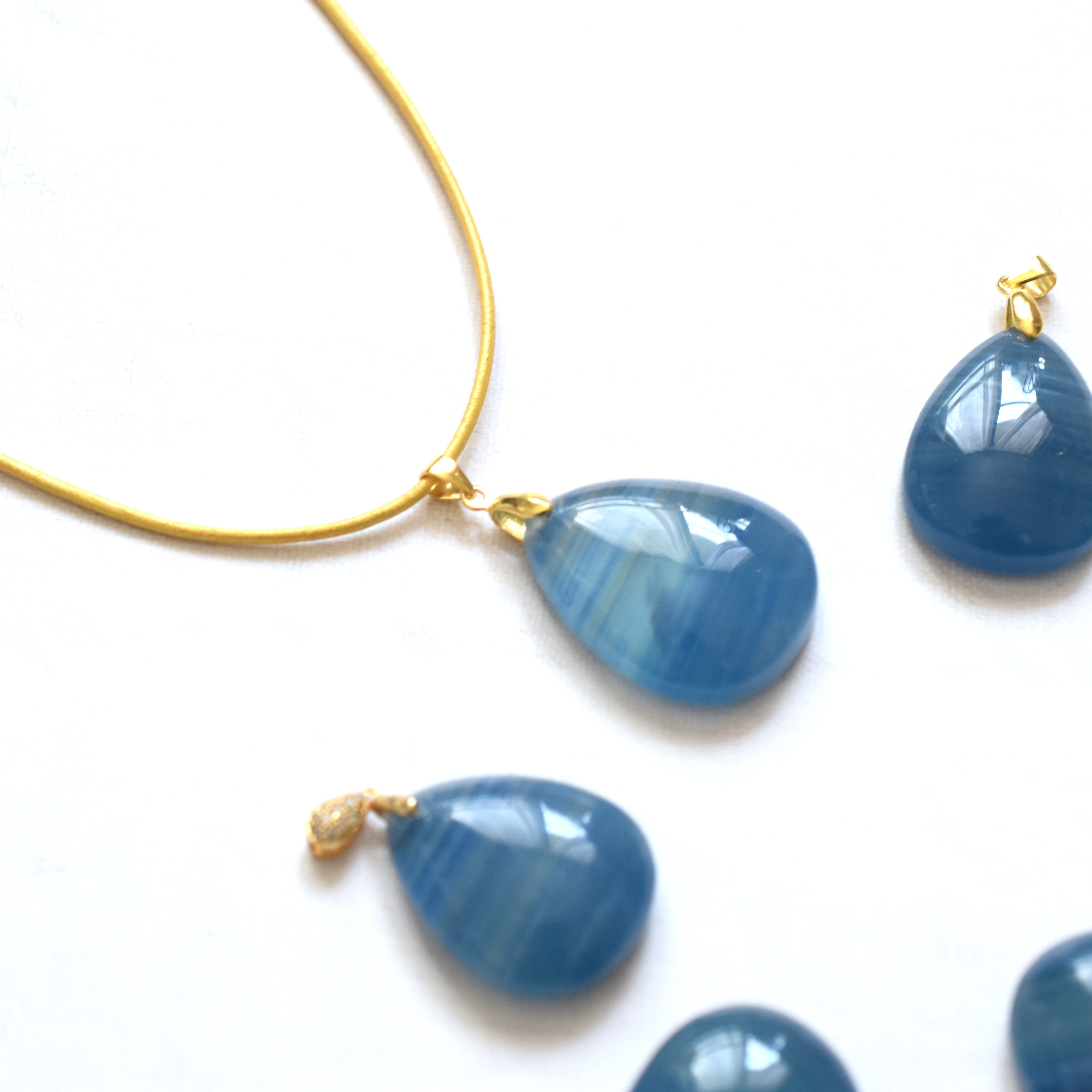 【選べる・1点もの】天然　デニムブルー　バンデッドカルサイト　革コードネックレス85cm