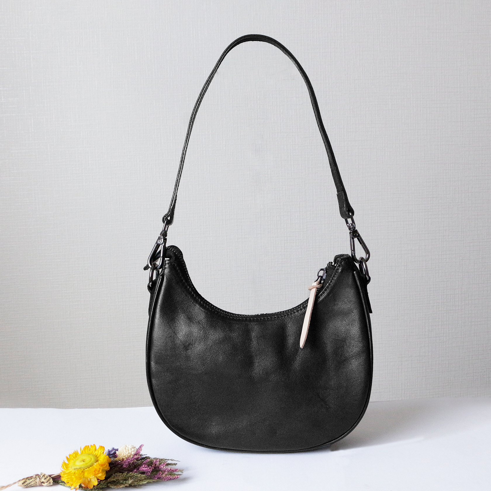 月型バッグ牛革肩掛け斜め掛けショルダーバッグミニバッグ　黒色