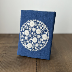 キツネと葉々】手刺繍のブックカバー 布 文庫本サイズ《受注制作
