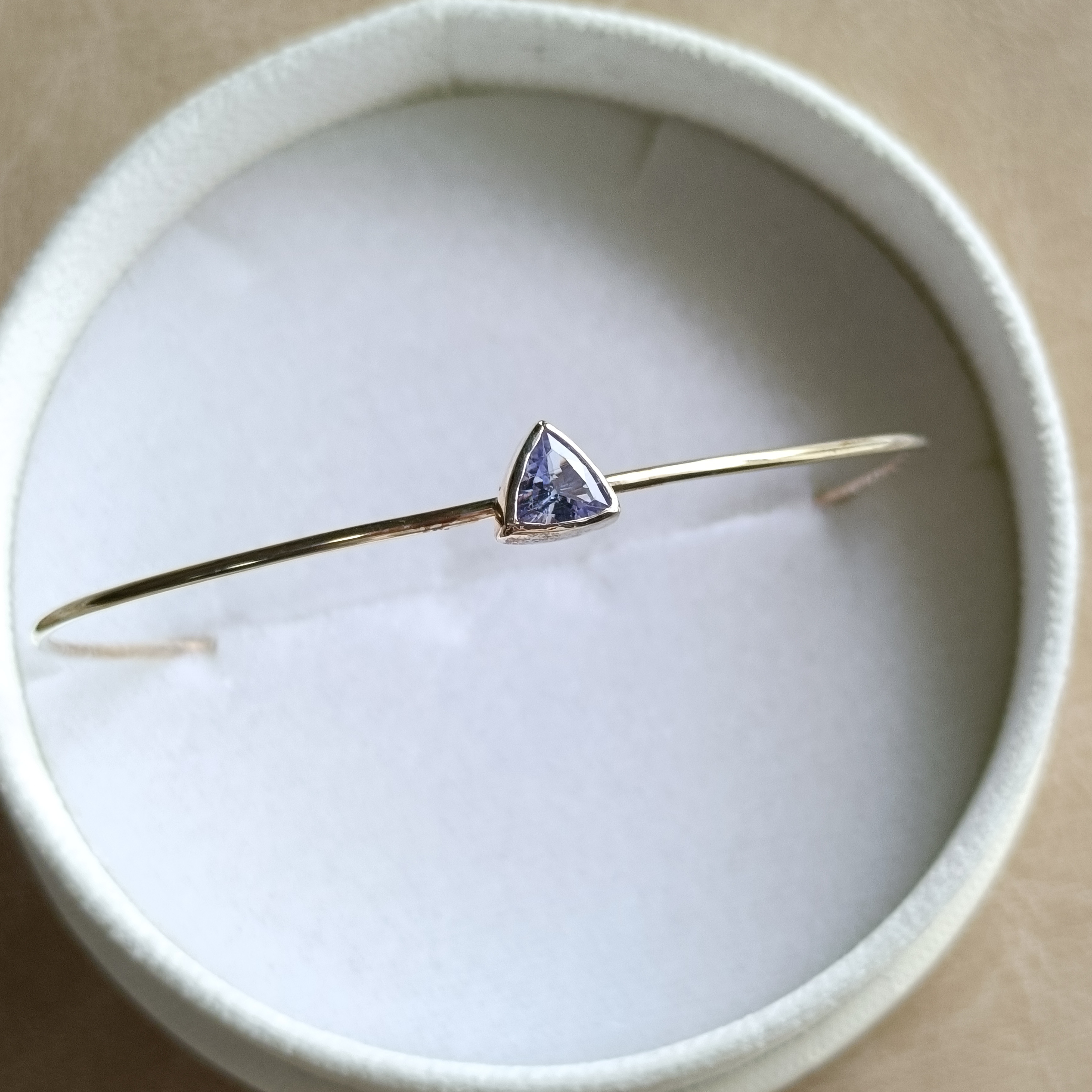 ［SV925］Hikari ~ヒカリ~  タンザナイトのトリリアントカットバングル　三角　天然石　華奢　ワイヤー　藍色