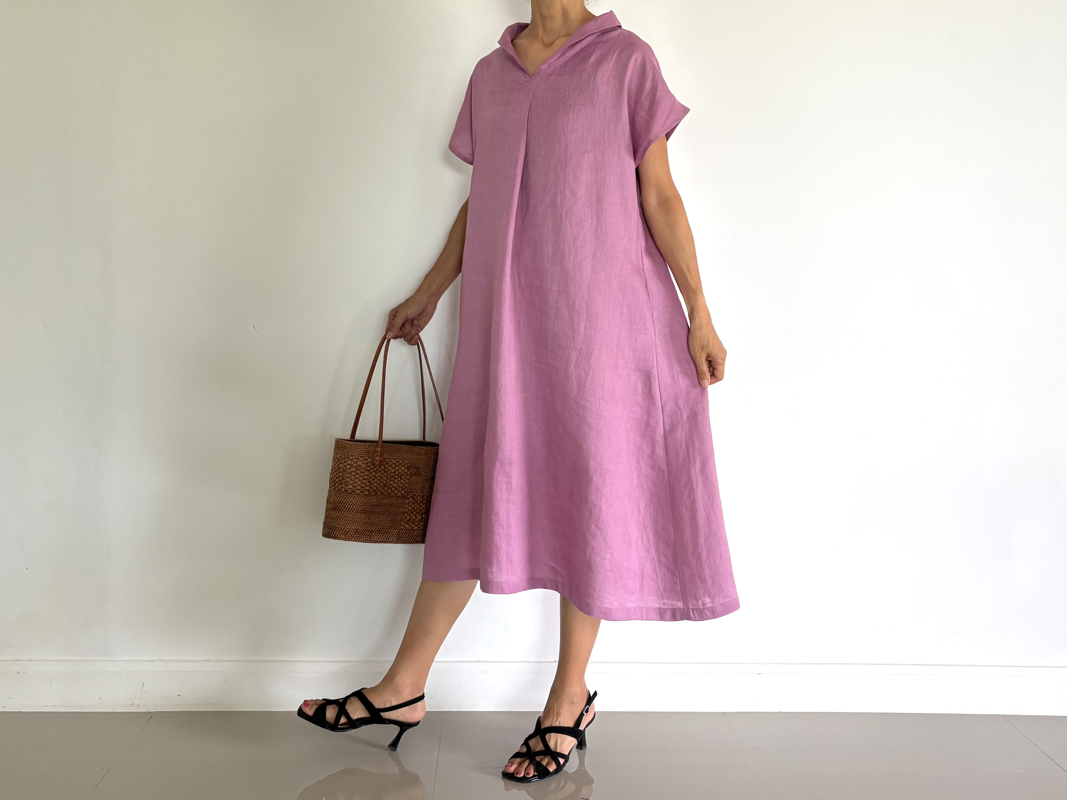 106センチ美しく体型カバー。上品さが漂う大人の日常着。半袖へちま襟リネンワンピース　パープル色