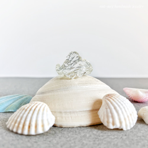 ひたすらに透明な波のリング(ハンドメイドレジン樹脂指輪/クリア素材