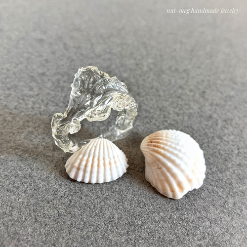 ひたすらに透明な波のリング(ハンドメイドレジン樹脂指輪/クリア素材