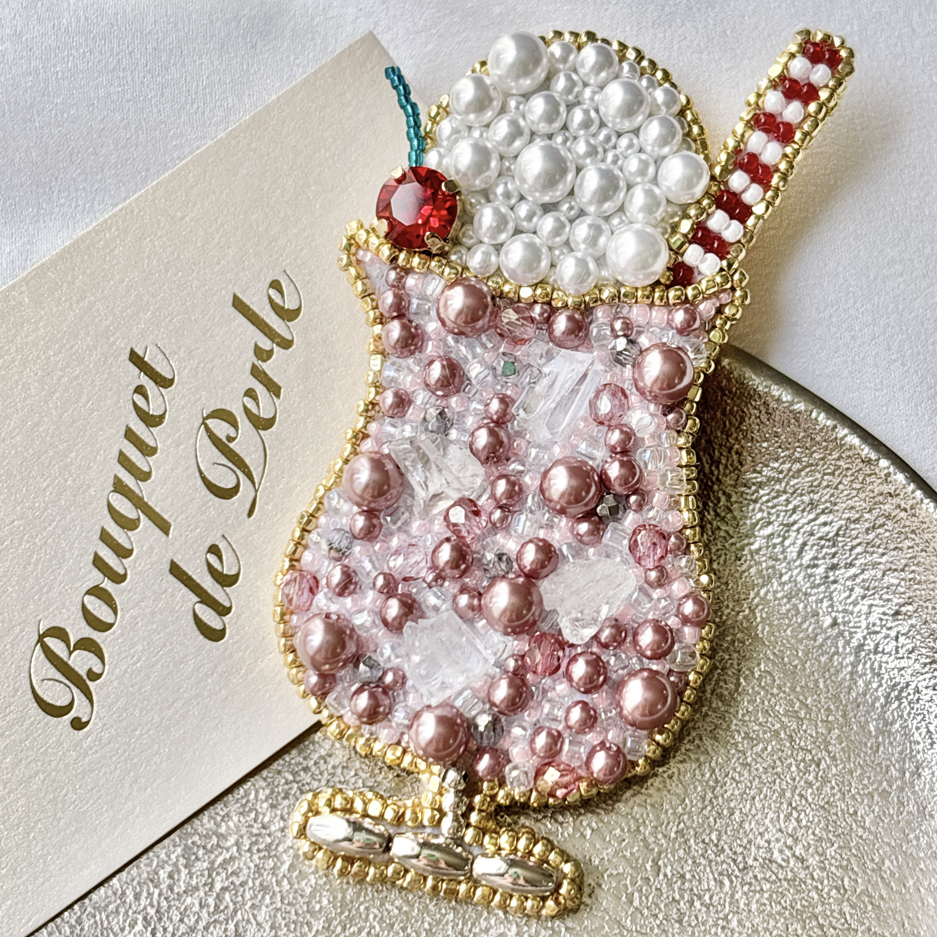 ビーズ刺繍 ブローチ 【 いちごクリームソーダ 】