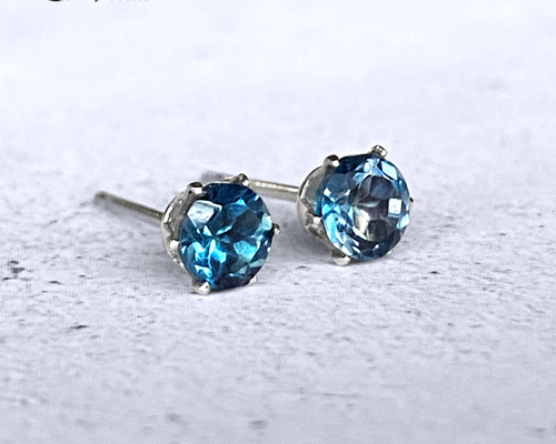✴︎つけっぱなしOK✴︎ 天然 ロンドンブルートパーズ 一粒ピアス 4mm