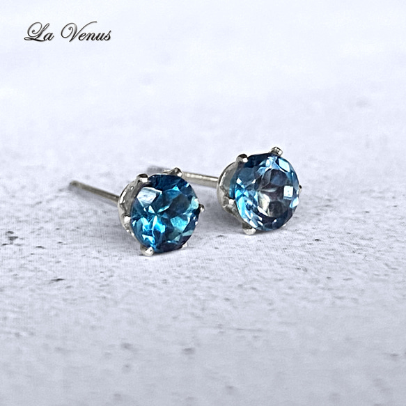 ✴︎つけっぱなしOK✴︎ 天然 ロンドンブルートパーズ 一粒ピアス 4mm 316 サージカルステンレス 両耳用 1枚目の画像