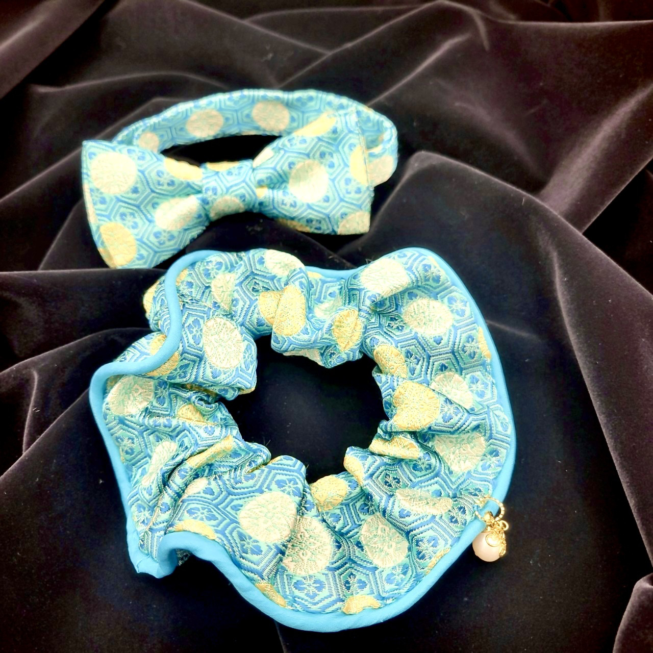 華やか正絹金襴蝶ネクタイと淡水パール付きシュシュのペアセット❀浅葱色亀甲地に又木紋　TS７ 11,100円