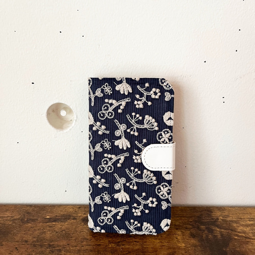 クラシカルフラワー刺繍 ネイビー手帳型スマホケース iPhoneケース