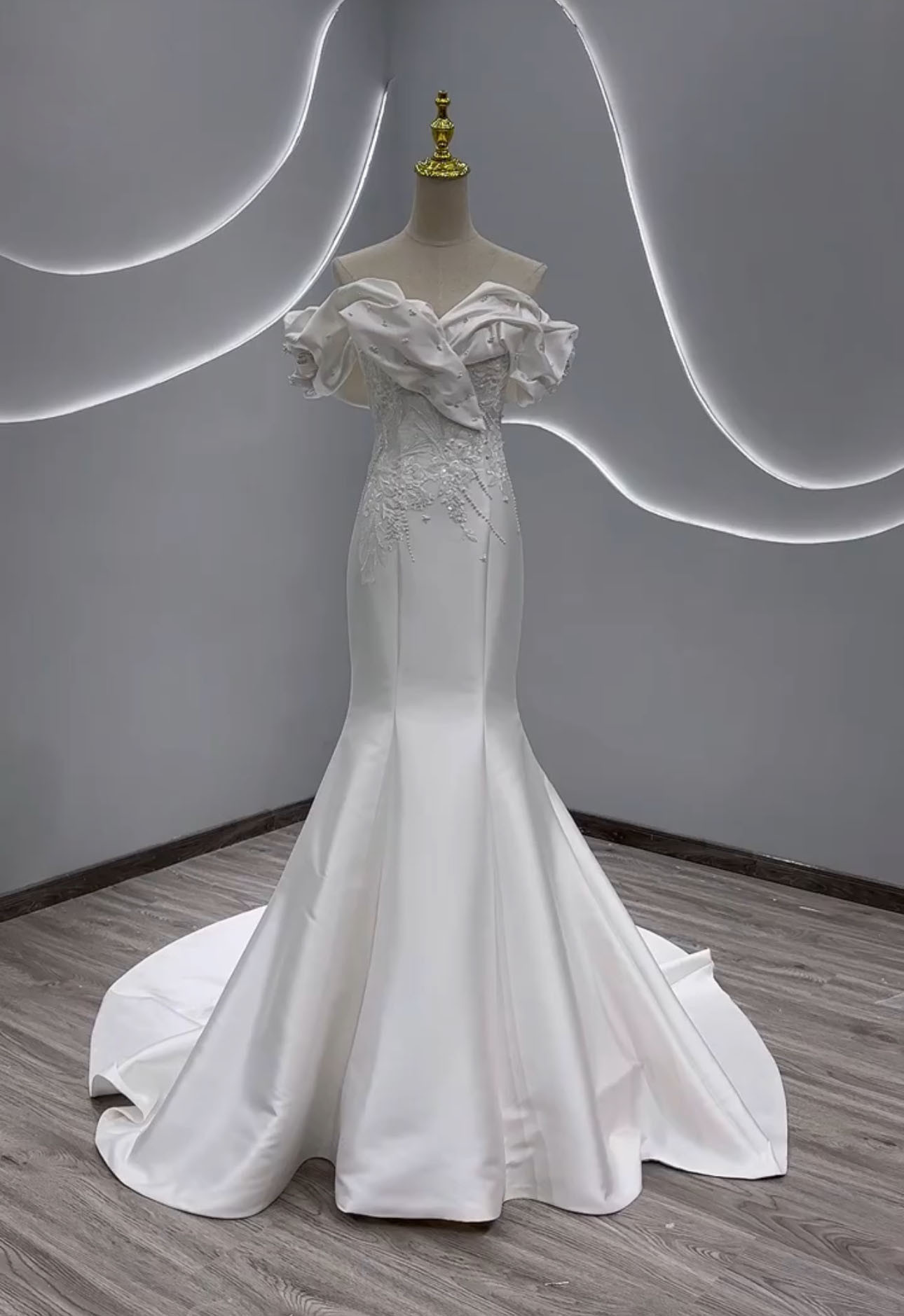 激売れ人気商品　胸フリル　オフショルダー　二の腕を隠せる　オフホワイト　トレーン　マーメイド　ラッフル　お色直しお呼ばれ