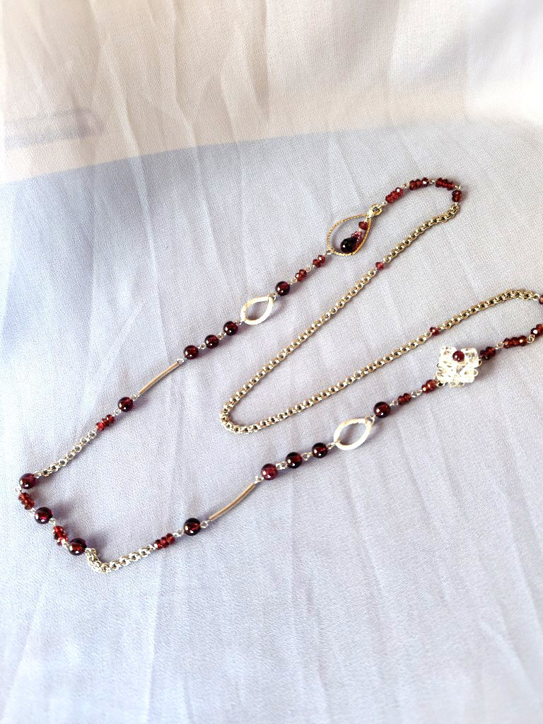ガーネットのロングネックレス