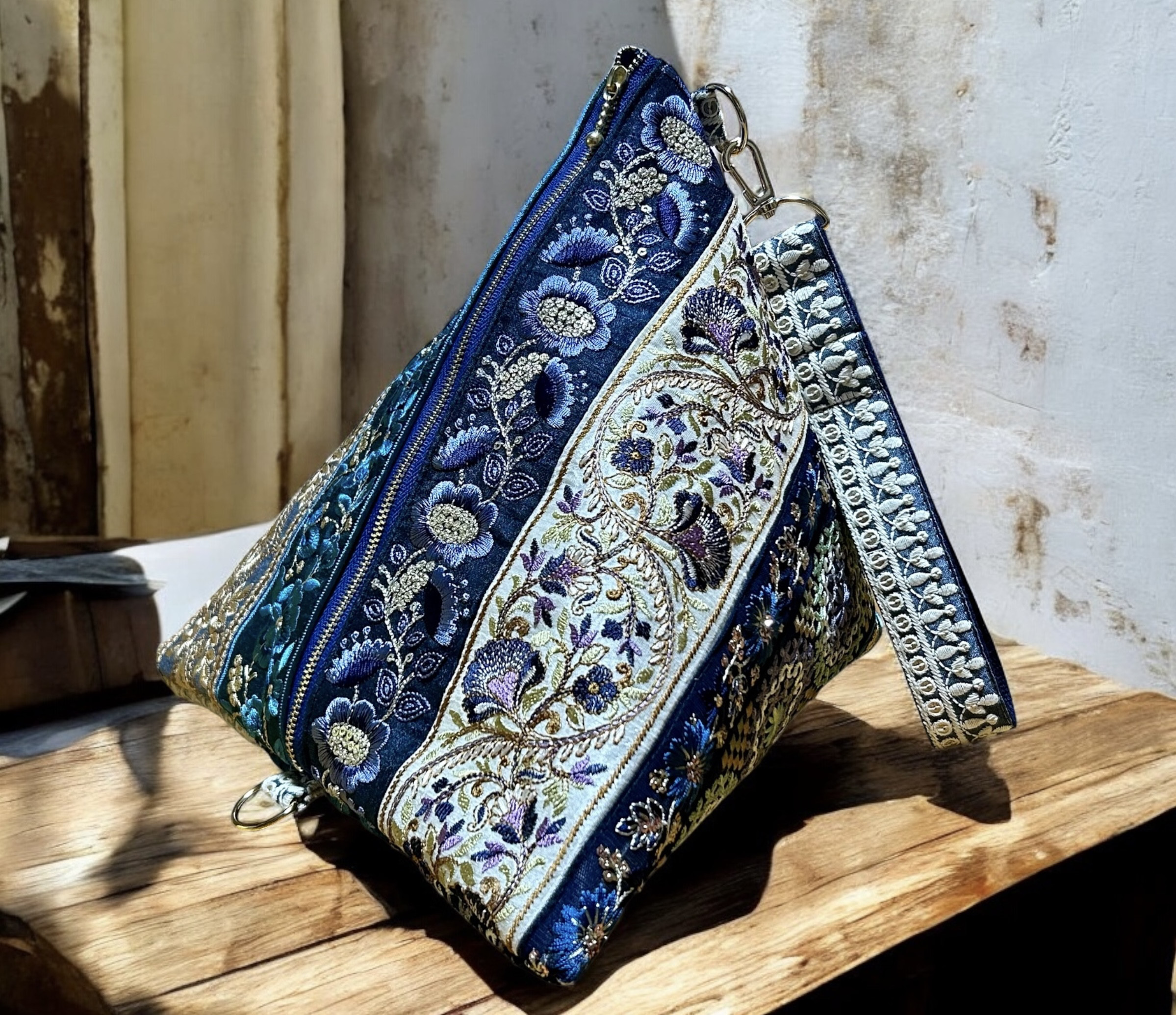 インド刺繍リボンをたっぷり使ったハンドストラップ付き2wayトライアングルバッグ28cm⭐︎紺mix系アクセサリーバッグ