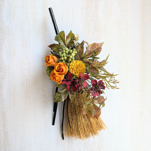ハロウィンカラーのほうき型ミニアレンジメント スワッグ estilo 通販