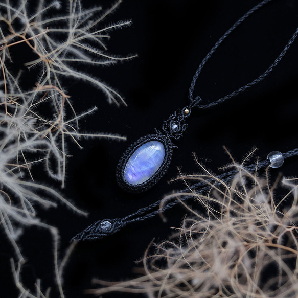 レインボームーンストーン天然石マクラメネックレスmac430エスニックエキゾチックな金属アレルギーフリーアクセサリー 1枚目の画像