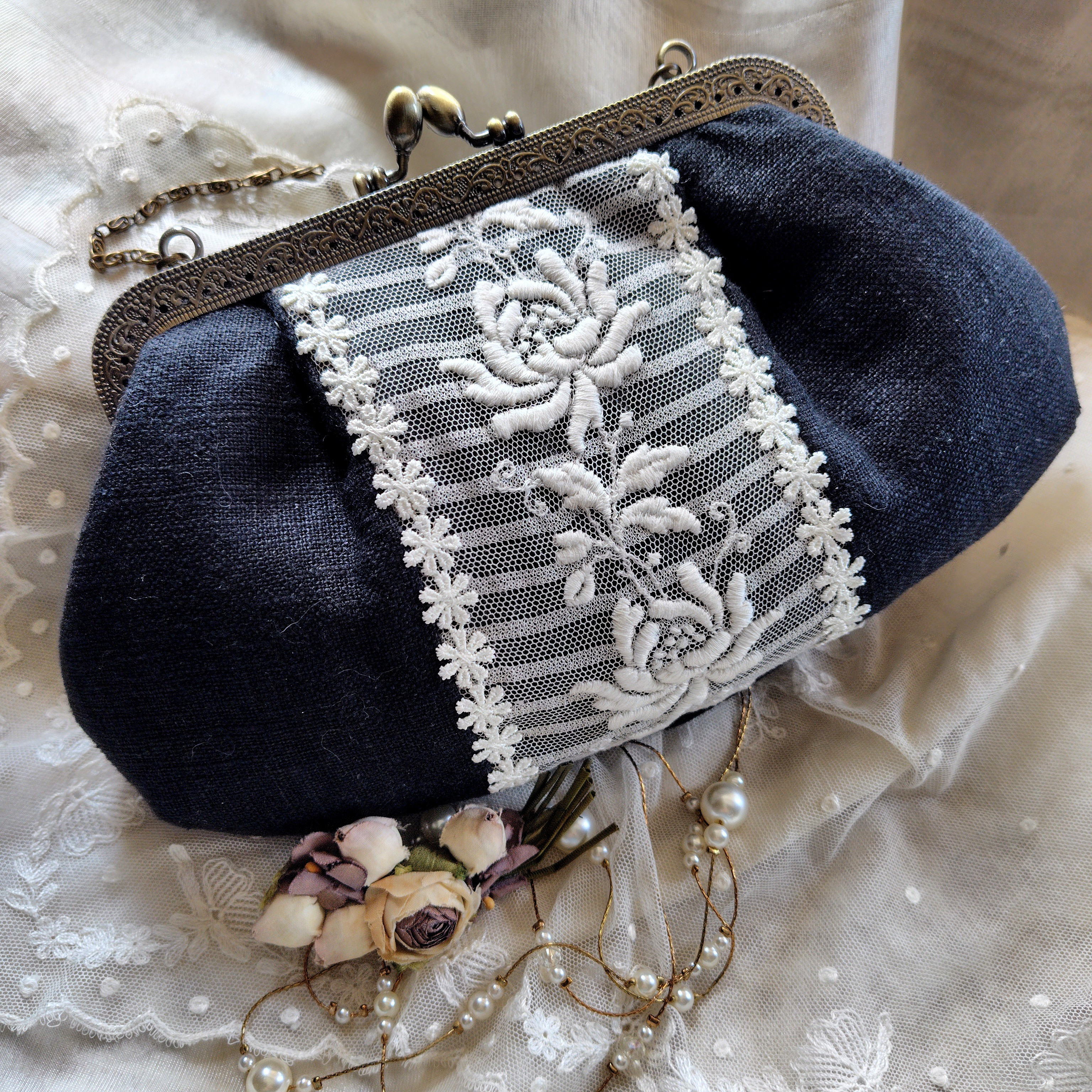 アンティークレース*黒リネン*がま口バッグ