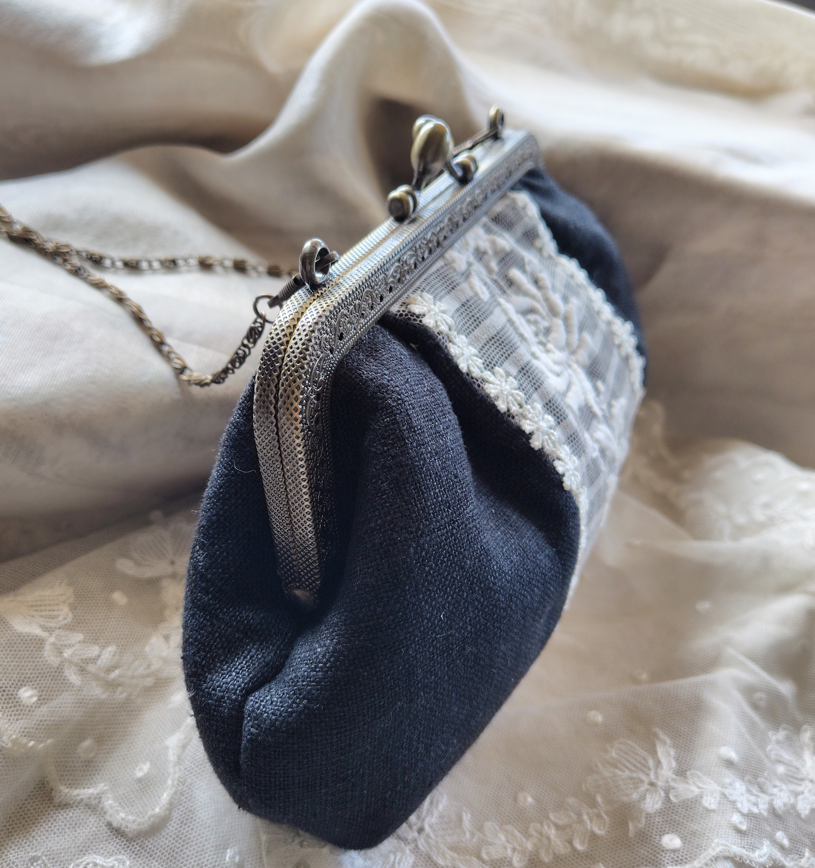 アンティークレース*黒リネン*がま口バッグ