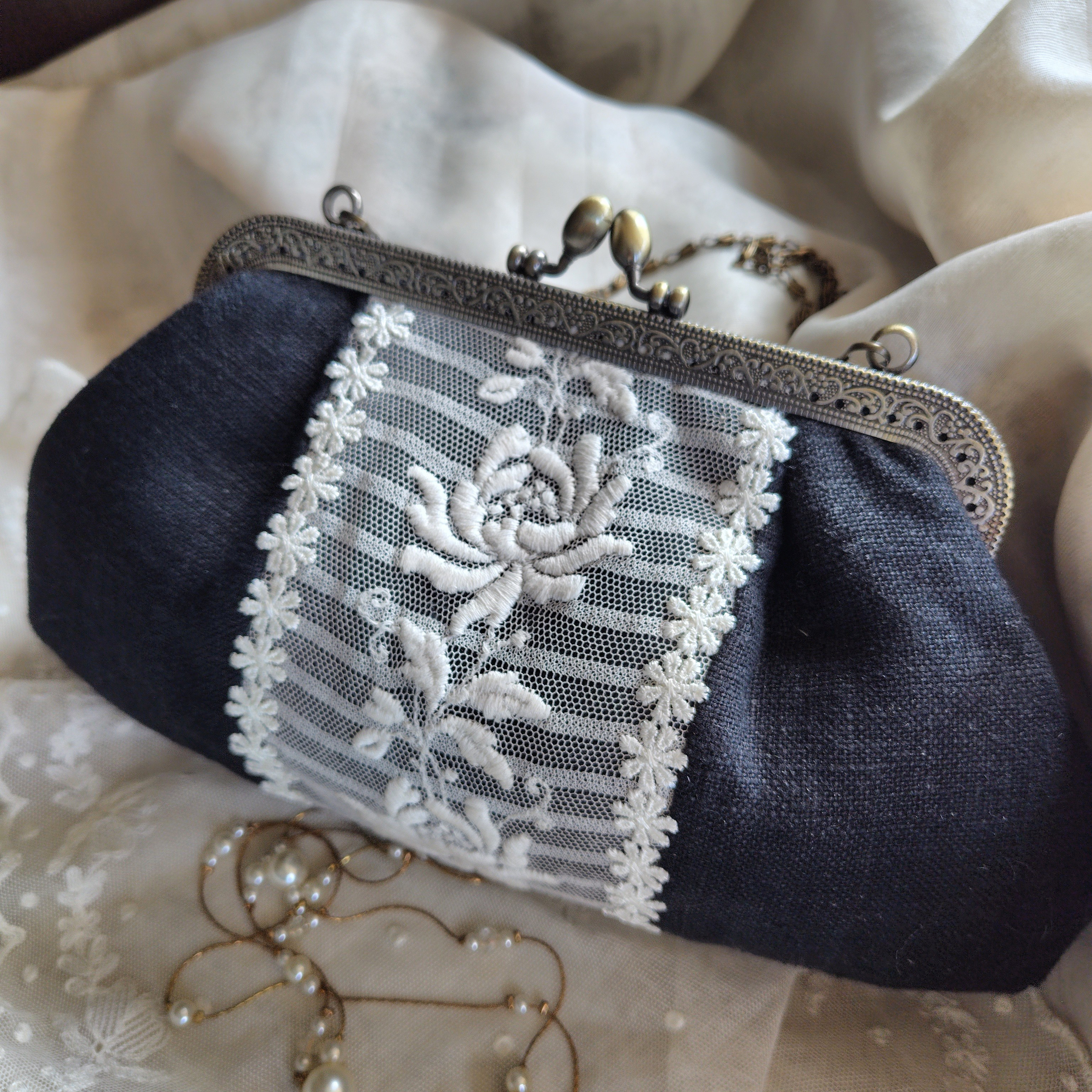 アンティークレース*黒リネン*がま口バッグ