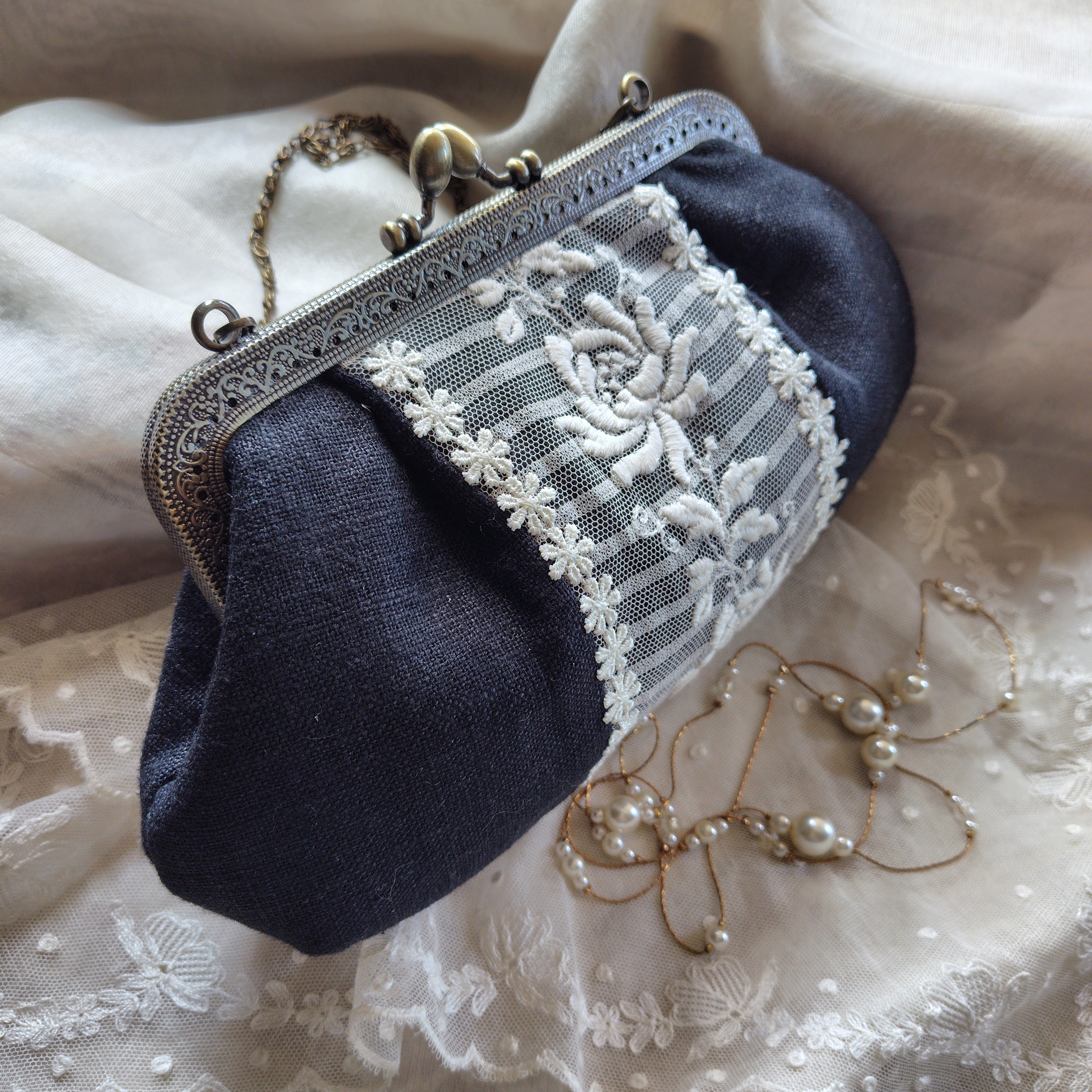 アンティークレース*黒リネン*がま口バッグ