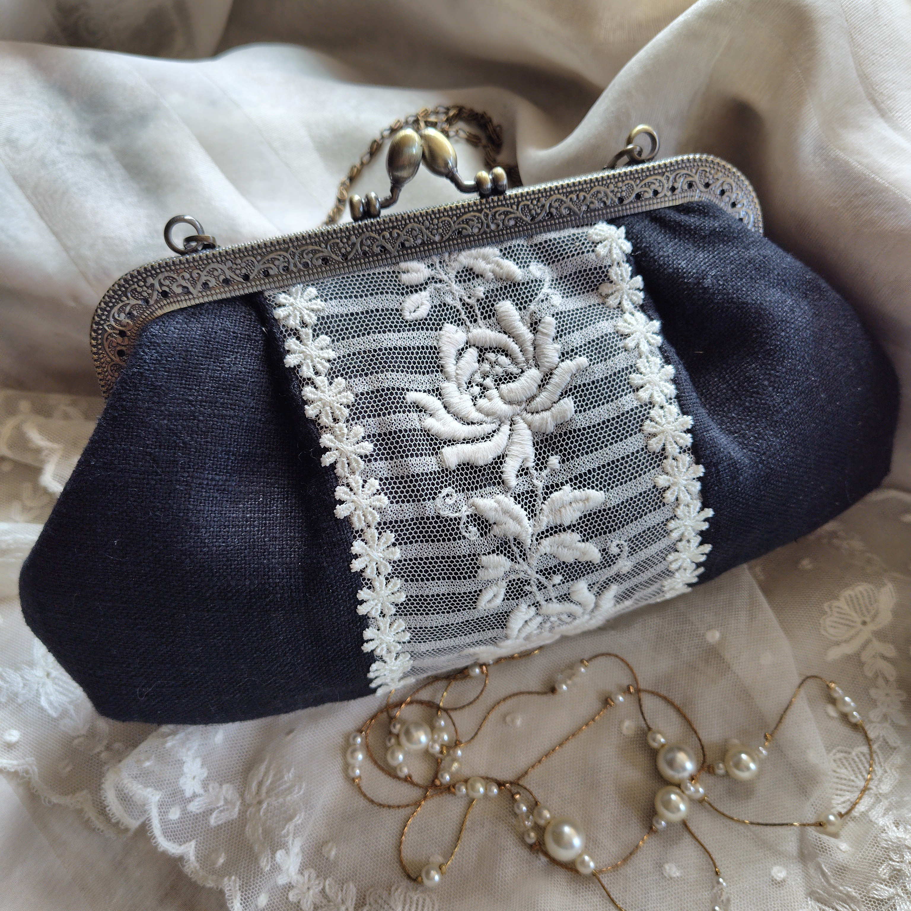 アンティークレース*黒リネン*がま口バッグ