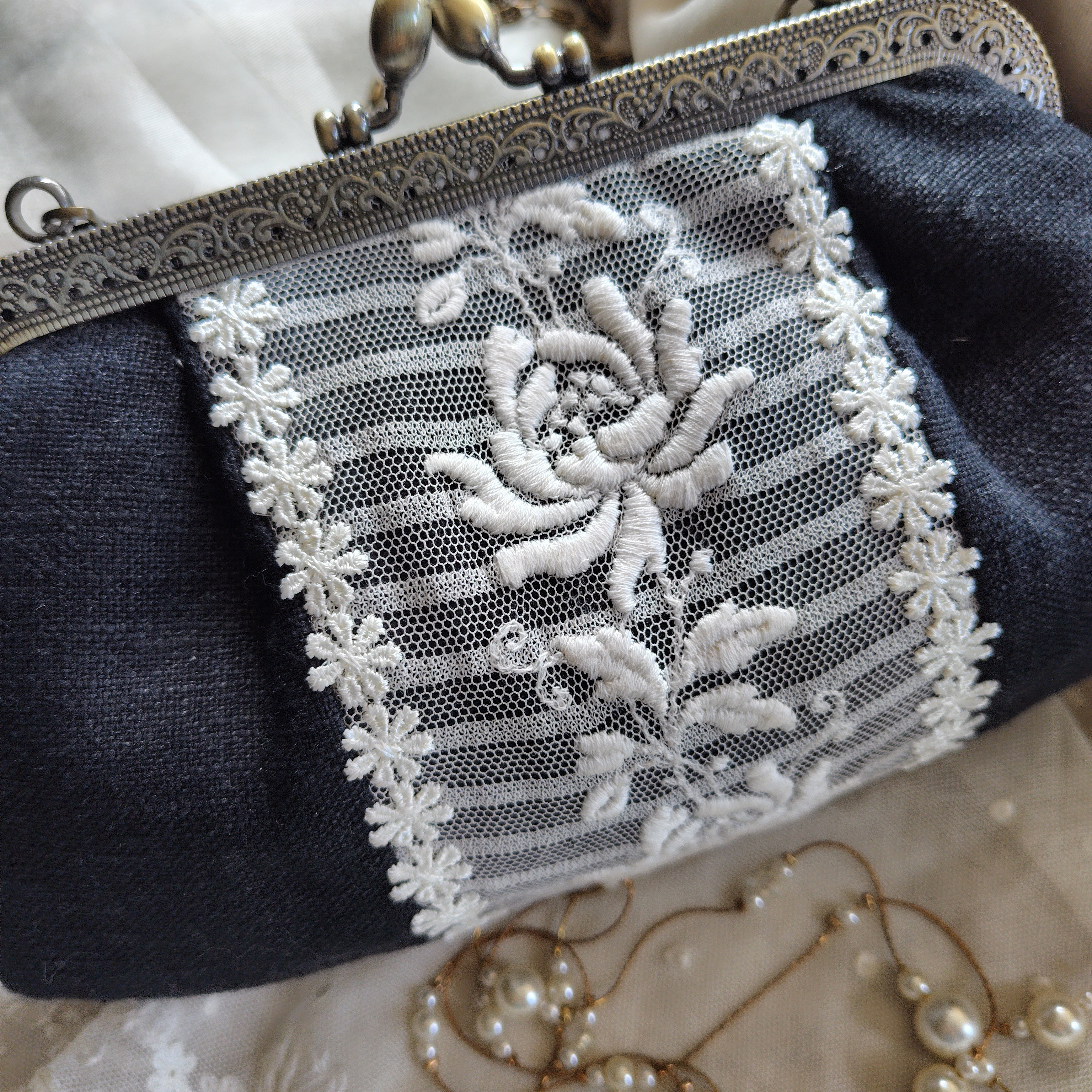 アンティークレース*黒リネン*がま口バッグ