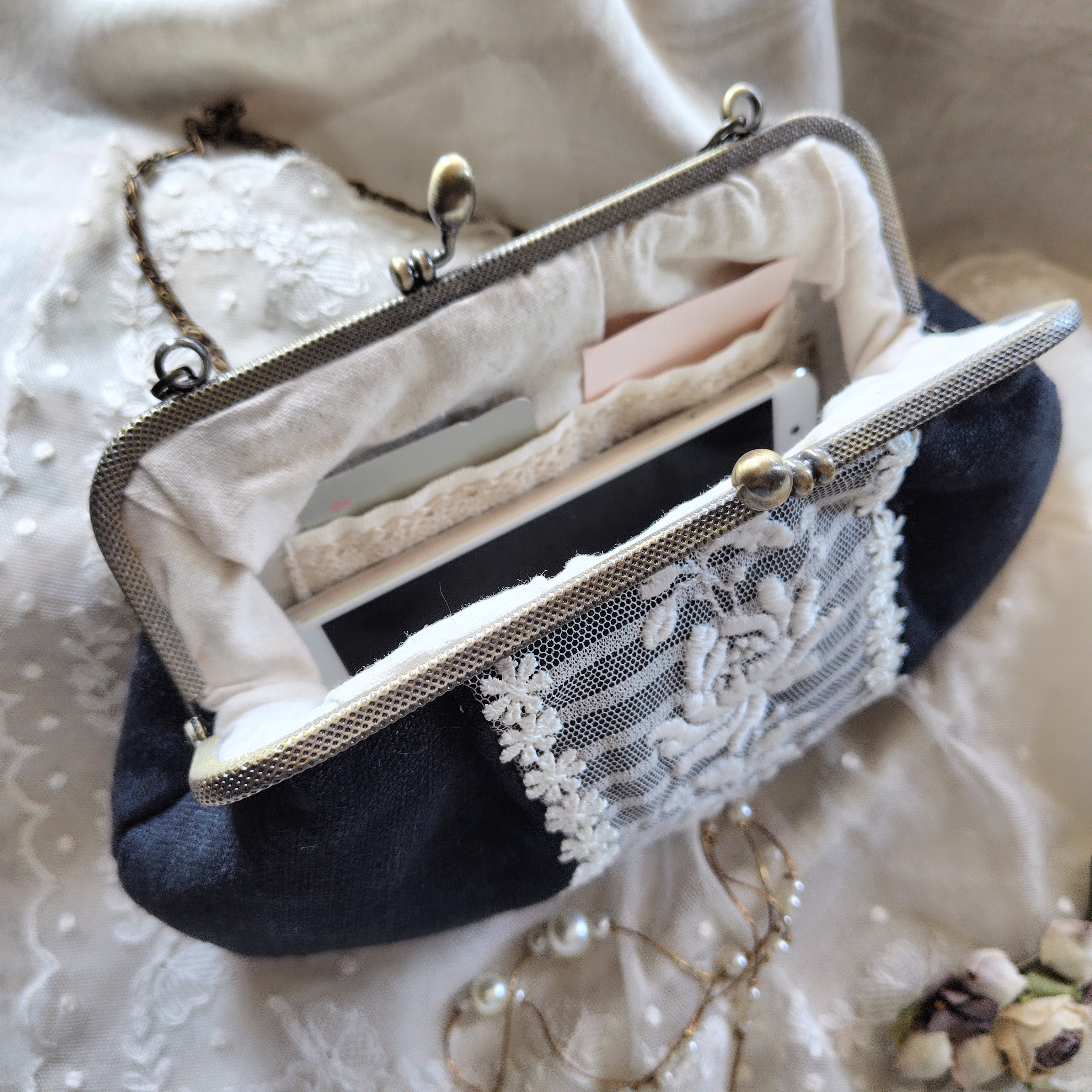 アンティークレース*黒リネン*がま口バッグ